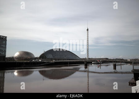 Il Glasgow Science Centre pacific quay e Millennium Bridge sul fiume Clyde Scotland Regno Unito Foto Stock