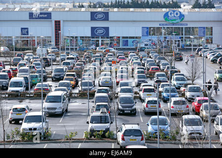 Vista dall'alto parte del centro commerciale Junction Retail Park, parcheggio gratuito e Boots Gap & Go all'aperto e altre attività di vendita al dettaglio a West Thurrock, Essex, Regno Unito Foto Stock