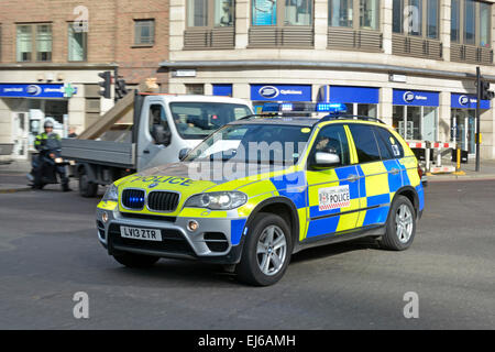 BMW auto della polizia stradale di attraversamento incrocio di rispondere ad una chiamata di emergenza City di Londra Inghilterra REGNO UNITO Foto Stock