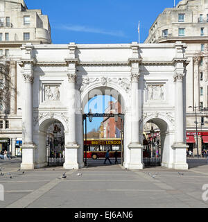 Il Marble Arch e i cancelli che portano a Oxford Street West End di Londra Inghilterra REGNO UNITO Foto Stock