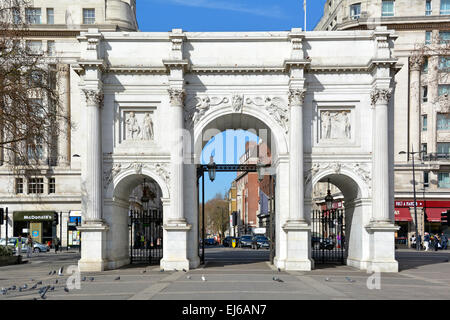 Il Marble Arch e i cancelli che portano a Oxford Street London west end England Regno Unito Foto Stock
