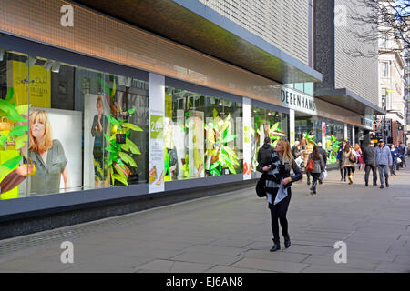 Pavement Street scene shoppers & Debenhams grande magazzino commercio al dettaglio e negozio vetrina a Oxford Street West End Londra Inghilterra UK Foto Stock