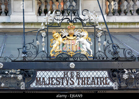Dieu et mon droit motto su una rotellina di scorrimento al di sotto dello schermo dello stemma reale del Regno Unito sopra il suo teatro Majestys Haymarket West End London REGNO UNITO Foto Stock