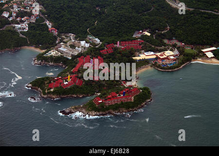 Il Las Brisas Tropical Paradise Resort vista aerea di Oaxaca, Messico Foto Stock