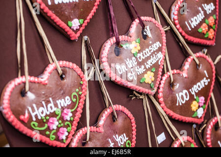 Gingerbread appeso al mercatino di Natale in Polonia Foto Stock