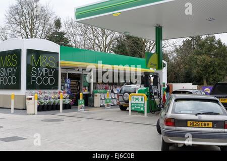 Esterno del garage BP a Shepperton con Marks e Spencer uscita shop Foto Stock