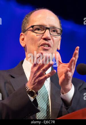 Noi segretario di lavoro Thomas Perez consegnato commento all'Associazione Nazionale delle contee di Febbraio 24, 2015 a Washington, DC. Foto Stock