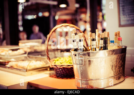 Wine bar degustazione impostare il vassoio decorazione di bottiglie in ristorante Foto Stock