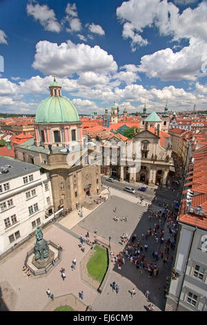 Praga - vista dalla torre del ponte della città vecchia per la piazza Krizovnicke Foto Stock