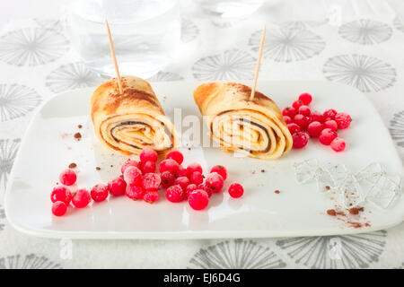 Crepes di laminati con ribes rosso. Foto Stock