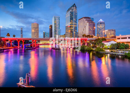 Tampa, Florida, Stati Uniti d'America skyline del centro sul fiume Hillsborough. Foto Stock