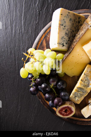 Vari tipi di formaggio sul tavolo di pietra, still-life. Foto Stock