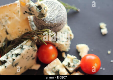 Il Roquefort e composizione su sfondo scuro Foto Stock