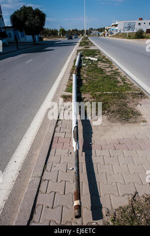 Un battuto su lampione nel mezzo di una strada attraverso Hammamet, Tunisia. Foto Stock