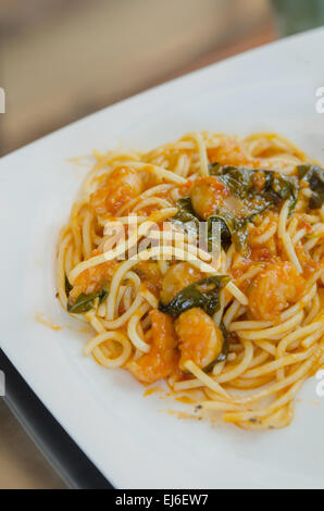 Chiudere la pasta con la salsa di pomodoro , i gamberetti e verdure Foto Stock