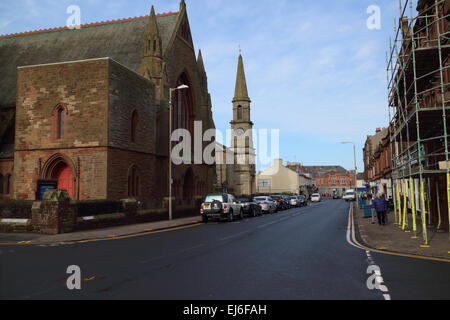 Chiese di ayr Street la strada principale che attraversa il Troon Scozia UK Foto Stock