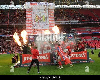 Londra, Regno Unito. Xxii marzo, 2015. La città di Bristol festeggiare la conquista del Johnstone la vernice Trophy battendo Walsall in finale allo stadio di Wembley Credito: Simon Newbury/Alamy Live News Foto Stock