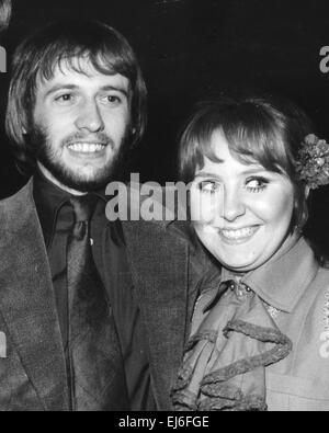 LULU scottish pop cantante con il marito Maurice Gibb nel 1969 Foto Stock