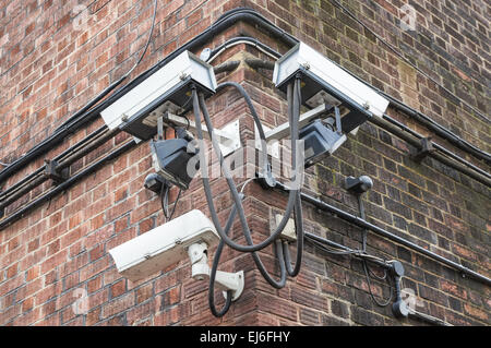 Telecamere di sicurezza CCTV montate su una parete di un edificio, Londra Inghilterra Regno Unito Regno Unito Foto Stock