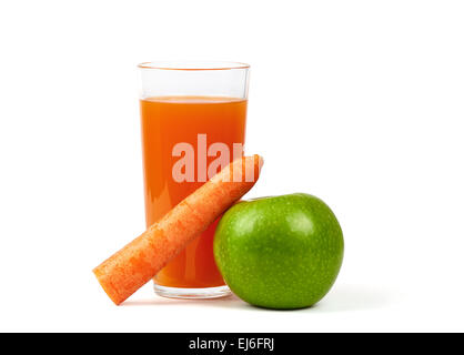 Fresh Apple, le carote e il bicchiere di succo di frutta isolato su bianco Foto Stock