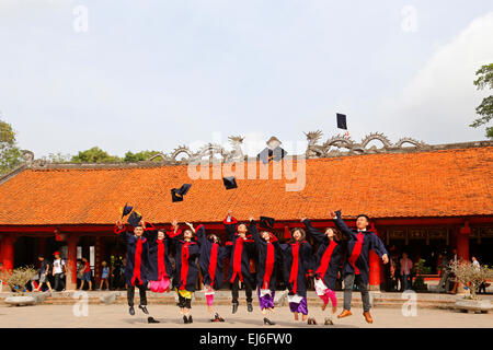 Gli studenti celebrare la laurea presso il Tempio della Letteratura ad Hanoi, Vietnam Foto Stock