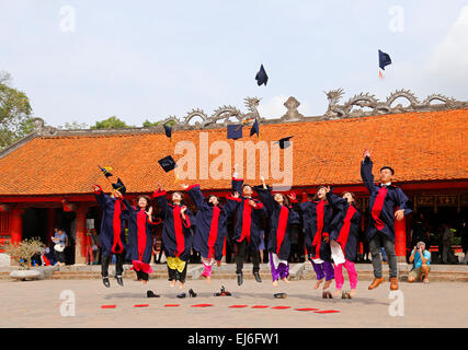 Gli studenti celebrare la laurea presso il Tempio della Letteratura ad Hanoi, Vietnam Foto Stock