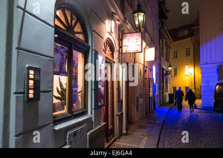 Strada notte in scena a Praga, Repubblica Ceca Foto Stock