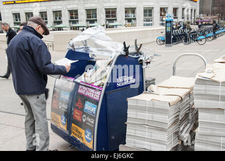 Evening Standard edicola a Canary Wharf, Londra England Regno Unito Regno Unito Foto Stock