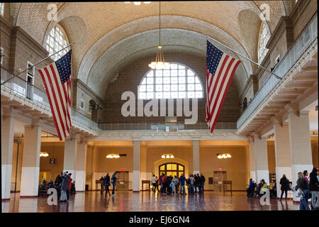 La Grande Hall, chiamato anche la sala del Registro di sistema, a Ellis Island immigrazione Museum di New York CIty, STATI UNITI D'AMERICA. Foto Stock