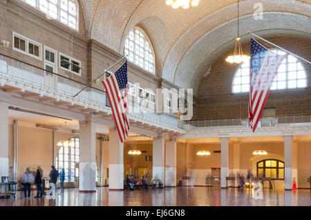 La sala del Registro di sistema, chiamato anche la grande sala, a Ellis Island immigrazione Museum di New York CIty, STATI UNITI D'AMERICA. Foto Stock