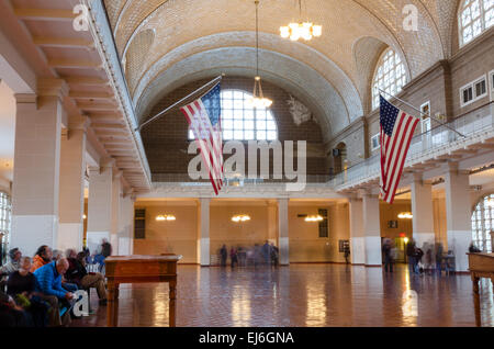 Vista dall'angolo sud-est della Sala del Registro di sistema, chiamato anche la grande sala, Ellis Island immigrazione Museum di New York. Foto Stock