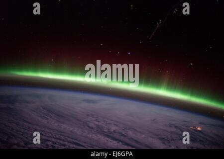 Vista dalla stazione spaziale internazionale dell'aurora boreale, noto come le luci del nord Dicembre 9, 2014 in orbita intorno alla terra. Foto Stock