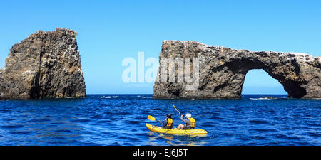 Kayakers Da Arch Rock nel Parco Nazionale delle Isole del Canale Foto Stock