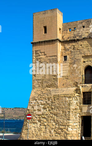 Malta, St Paul Bay: Torre di Wignacourt, la più antica di difesa costiera post in Malta. Foto Stock