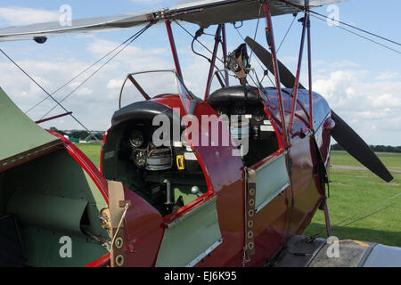 De Havillandn aeromobile Co Ltd, rosso scuro colore ciliegio Tiger Moth, molto raro aereo britannico siede sulla terra Foto Stock