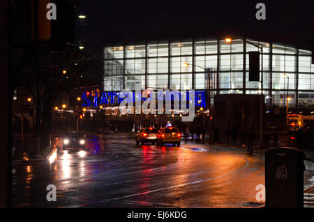 Le luci di Staten Island Ferry Terminal, progettato da Frederic Schwartz, candelette su una notte piovosa a New York City. Foto Stock