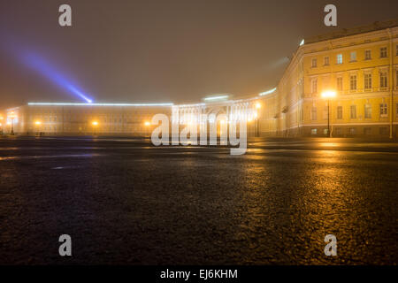 Arco di ingresso sulla piazza del Palazzo a San Pietroburgo, la nebbia Foto Stock