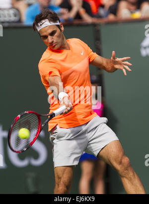 Los Angeles, California, USA. 22 Mar, 2015. Federer in azione contro Novak Djokovic di Serbia durante gli uomini singles finale del BNP Paribas Open Tennis Tournament di domenica 22 marzo, 2015 in Indian Wells, California. Djokovic ha vinto 6-3, 7-6, 6-2. Credito: Ringo Chiu/ZUMA filo/Alamy Live News Foto Stock