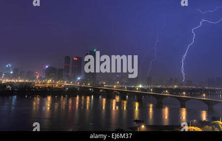 Changsha, provincia cinese di Hunan. 23 Mar, 2015. Il fulmine colpisce il cielo al di sopra delle aree urbane lungo il fiume Xiangjiang in Changsha, capitale della centrale provincia cinese di Hunan, 23 marzo 2015. Credito: lunga Hongtao/Xinhua/Alamy Live News Foto Stock