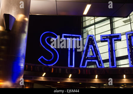 Insegna al neon di Staten Island Ferry Terminal, New York City. Foto Stock