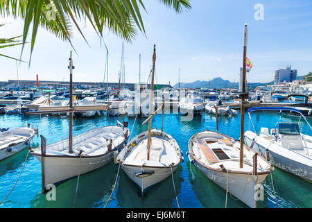 Maiorca Cala Ratjada Rajada marina port barche in Capdepera Mallorca Foto Stock