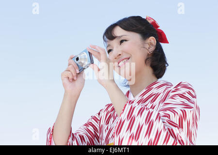 Giovane ragazza giapponese in un kimono Foto Stock