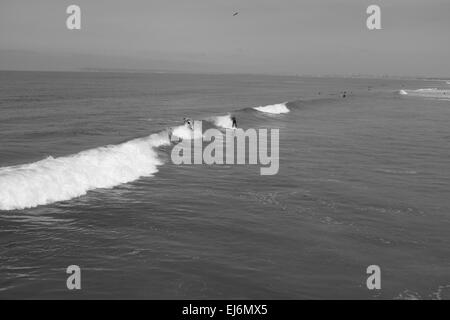 Imperial Beach pier su un pomeriggio di fine settimana, surf Foto Stock