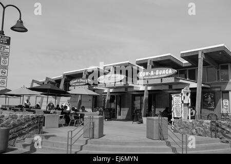 Imperial Beach pier su un pomeriggio di fine settimana, il ristorante a base di pier Foto Stock