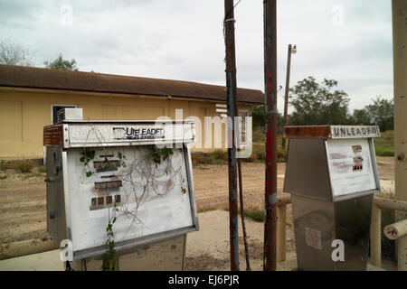 Abbandonata la stazione di gas e praticità negozio vicino a Zapata, Texas, Stati Uniti d'America. Foto Stock