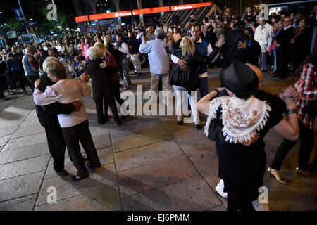 Montevideo, Uruguay. 22 Mar, 2015. Le coppie ballare il tango durante un evento chiamato "inadeguato Milonga', nell'Entrevero Square a Montevideo, capitale dell'Uruguay, il 22 marzo 2015. Secondo la stampa locale, il caso "inadeguato Milonga' ha avuto luogo come una manifestazione di protesta dopo due donne furono espulsi domenica dall'evento "ilonga nel Entrevero Square' per ballare insieme. Credito: Nicolas Celaya/Xinhua/Alamy Live News Foto Stock