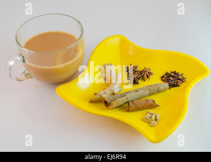 Masala Tea è preparato mediante la produzione di birra le foglie di tè con diverse spezie indiane. Foto Stock