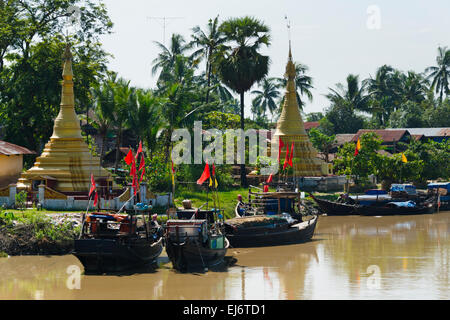 Barche da pesca sul fiume e pagode sulla riva del fiume, Bago Regione, Myanmar Foto Stock