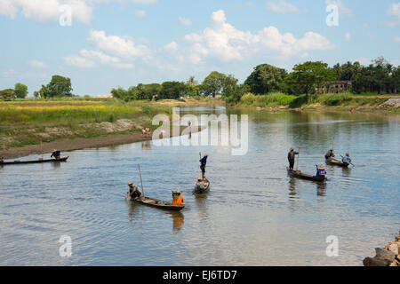 I pescatori pesca sul fiume, Bago, Bago Regione, Myanmar Foto Stock