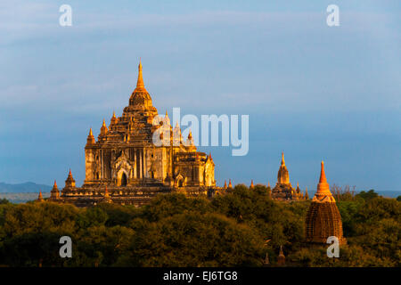 Tempio Thatbyinnyu presso sunrise, Bagan, Mandalay Regione, Myanmar Foto Stock